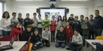 Guía práctica: 5 cambios curriculares clave para escuelas españolas 2025 Alumnos y docentes interactuando en un aula moderna, con tecnología educativa y un ambiente de aprendizaje colaborativo.