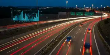 Autopista moderna en España al anochecer, con vehículos circulando de forma segura y gráficos digitales de reducción de accidentes.