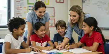 Niños y maestros felices en un aula moderna, beneficiados por una financiación escolar eficiente.