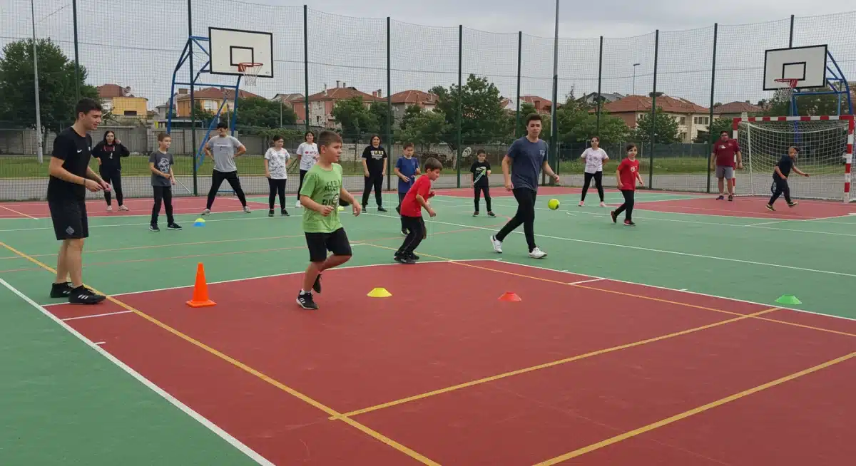 Jóvenes deportistas entrenando en una cancha renovada, simbolizando el impacto de la financiación en el deporte base.