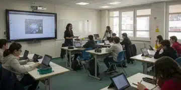 Aula moderna con estudiantes participando activamente en aprendizaje colaborativo y tecnología avanzada en España.