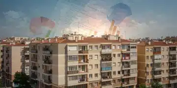 Edificio de apartamentos en España con documentos legales, representando la nueva ley de vivienda y su impacto en los contratos de alquiler.